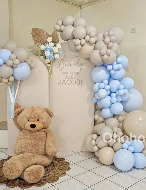 تصميم Standin Curve الفخم – مع عبارة ودبدوب ونصف قوس بالونات! 🎀