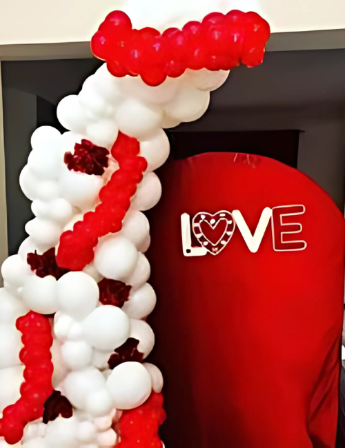 💍 ستاند دائري للخطوبة مع عبارة ونصف قوس بالونات – لمسة حب ما تنسى! 💍