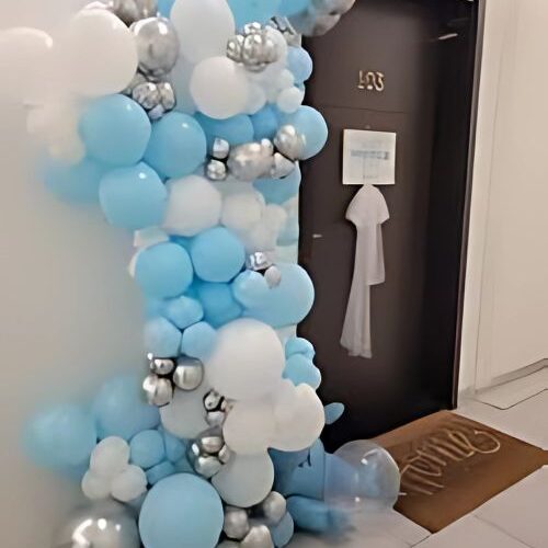 نصف قوس بالونات على باب الغرفة 🎈