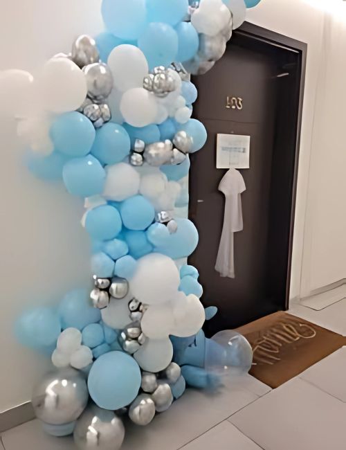 نصف قوس بالونات على باب الغرفة 🎈